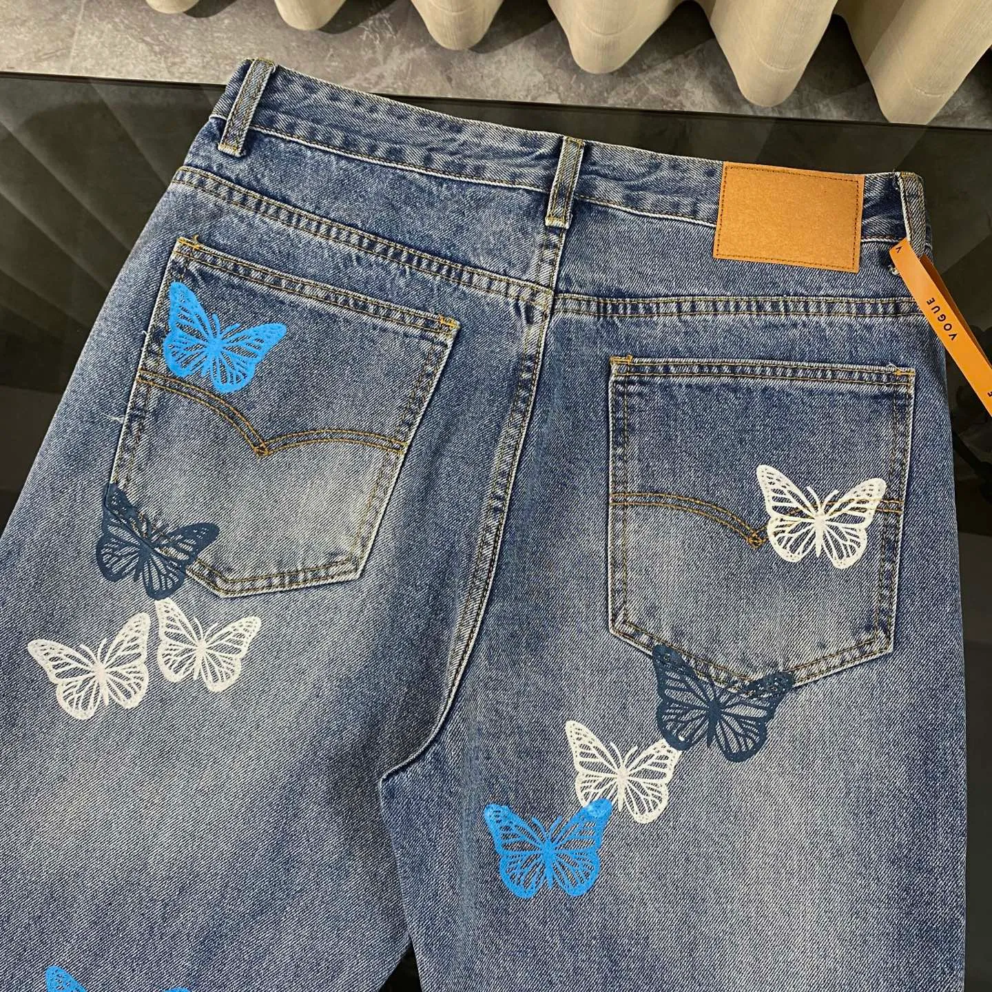 P230 Chrome Hearts 2025 new rare three-color butterfly print couple's washed loose jeans. High version, high version, top ceiling quality. Styles with different washed textures, very friendly to people with thin legs and thick legs. The straight version is very flattering to the leg shape. Moderate length that never goes out of style, easy to match with casual, basic styling for various styles, a must-have in the wardrobe! The fabric is stiff but also makes the upper body soft without losing texture. The washing process is even more perfect. It is a must-have item for everyone! ! ! Washed wheat, hang tag, pants label, three labels complete Color: blue Size: 28, 30, 32, 34